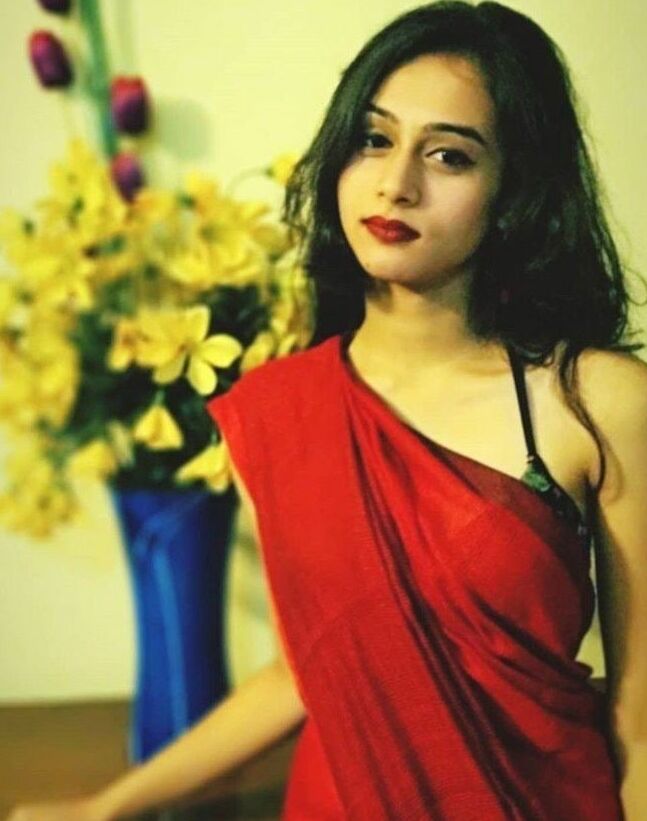 petite adolescente indienne aux gros seins