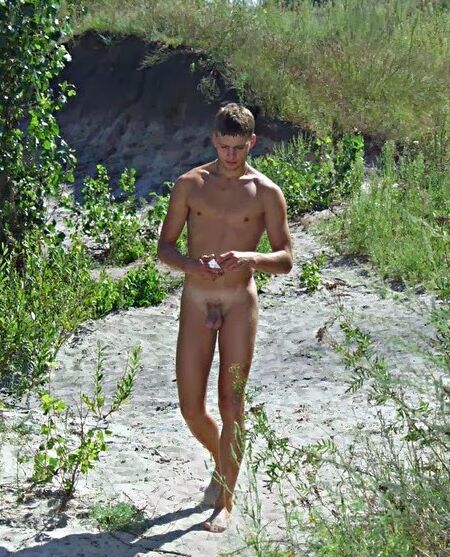 Hombres nudistas al aire libre