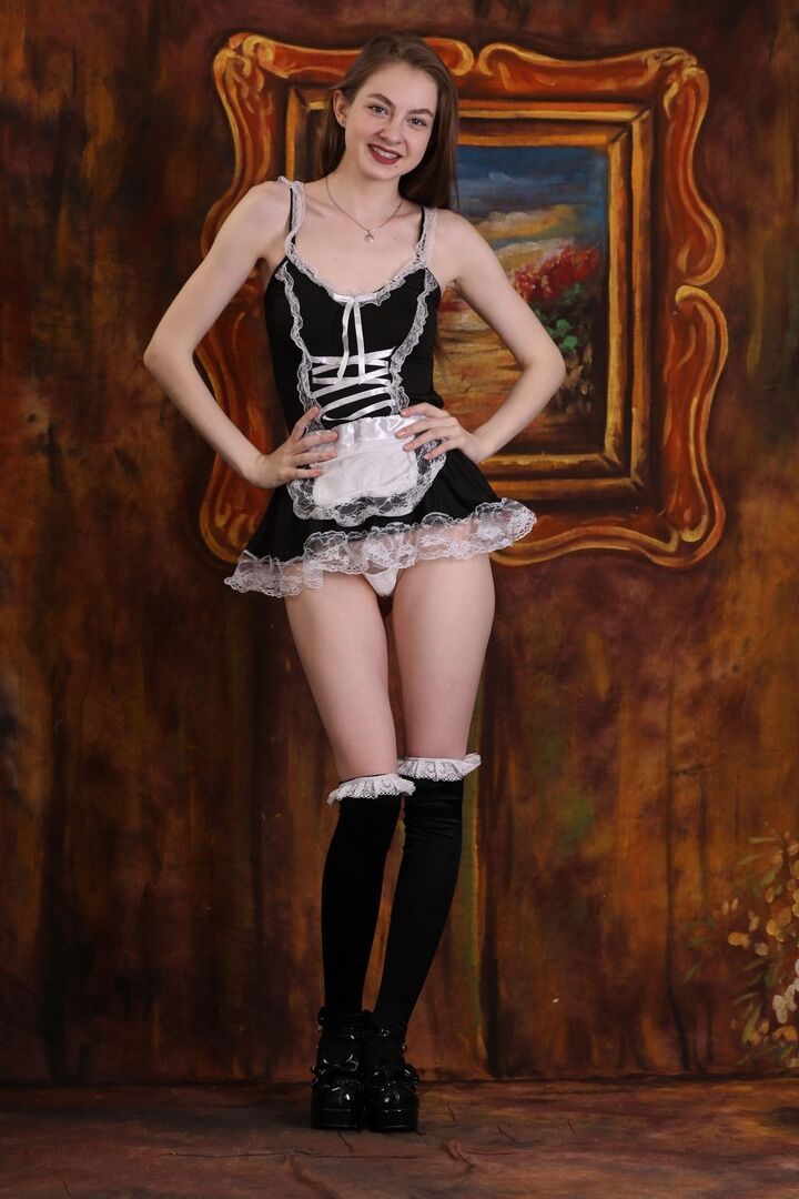 Bella sexy french maid in white gloves and black kneehigh