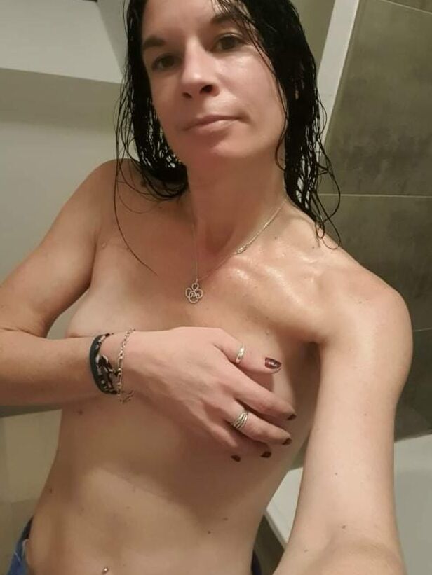 Petite gallerie dans la salle de bain ... tribute request please