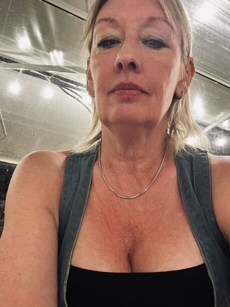 Dawn Sexy UK GILF salope avec un visage pour cumm