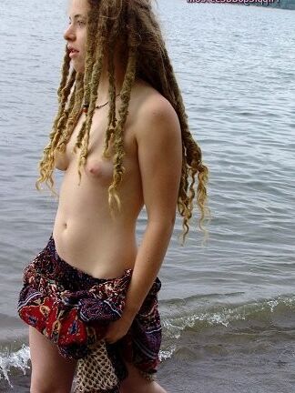 Hippie-Göttin Skye Dreadlocks haariger Teil im Freien