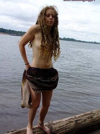 diosa hippie skye rastas peludas al aire libre parte