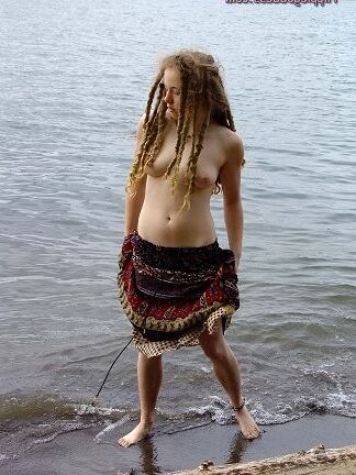 Hippie-Göttin Skye Dreadlocks haariger Teil im Freien