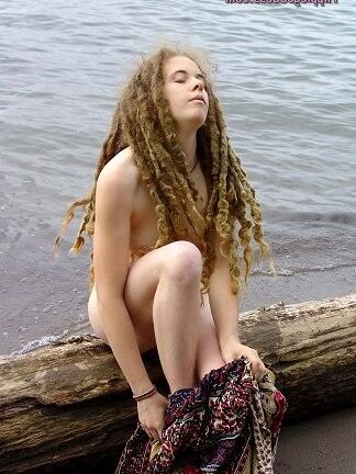 diosa hippie skye rastas peludas al aire libre parte