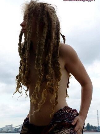 diosa hippie skye rastas peludas al aire libre parte