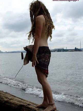 diosa hippie skye rastas peludas al aire libre parte