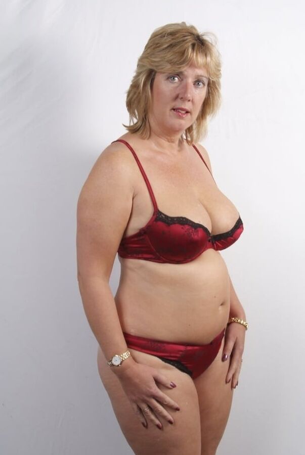 LOVLY UK MILF POSING