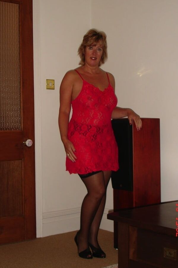 LOVLY UK MILF POSING