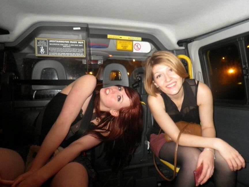 Amy in einem Taxi