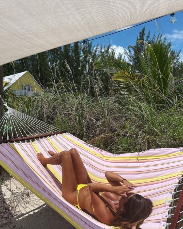 Abby et Ellie, sœurs américaines en bikini super bronzées