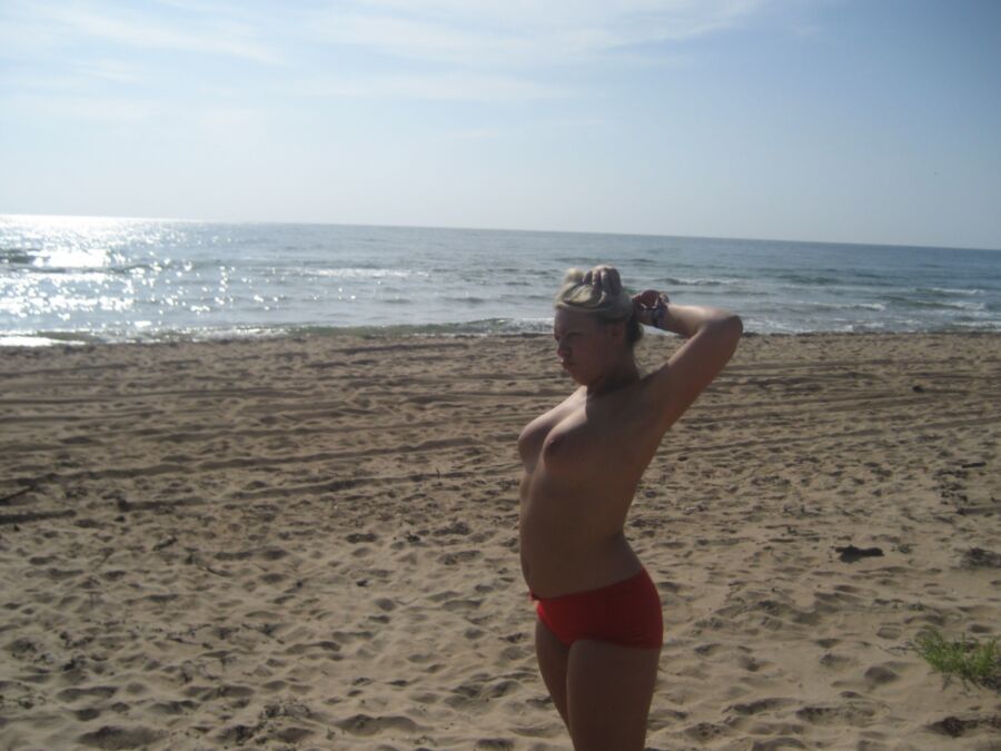 Clara MILF sueca en la playa