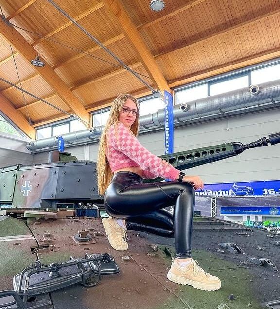 Tina die geilste deutsche Teensau Latex Leder Fotze