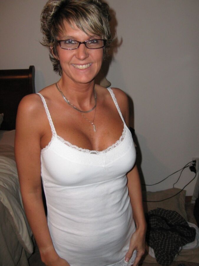 Shorthaired MILF with sexy body