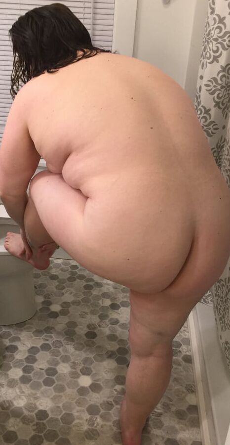 Sexy BBW Jennifer - Showering