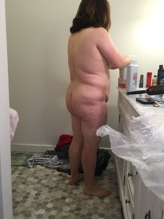 Sexy BBW Jennifer - Showering