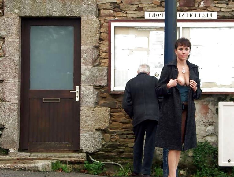 Nadine française visitant un port typique