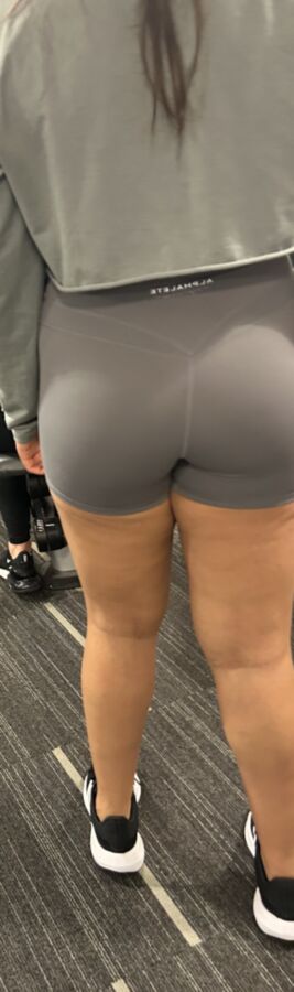 Amateur gruesa uk gimnasio puta con pantalones cortos ajustados