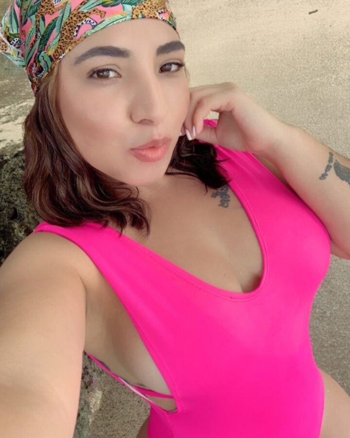 Chica caliente voluptuosa bastante sexy