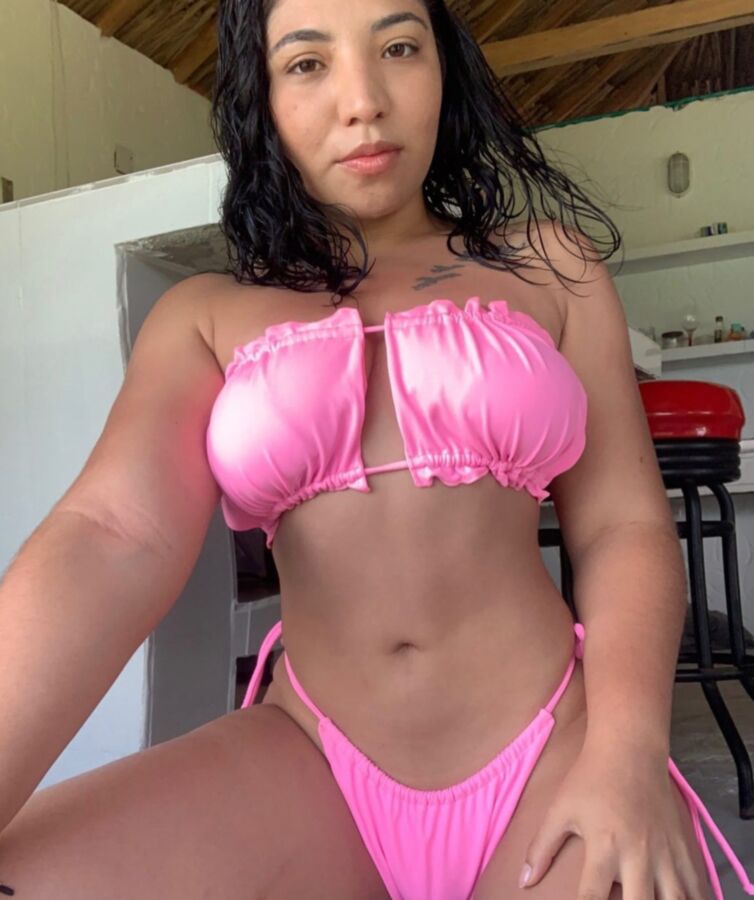 Chica caliente voluptuosa bastante sexy