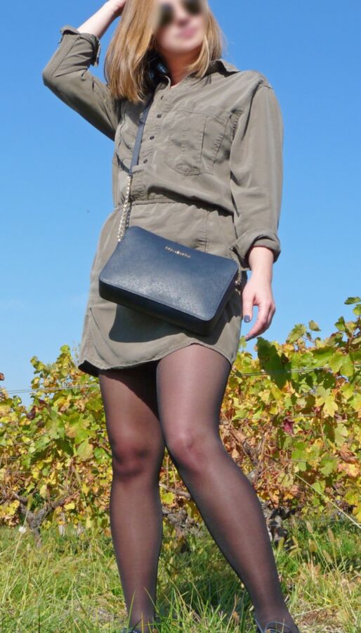 Lola en collant dans les vignes-Lola in pantyhose in vineyards