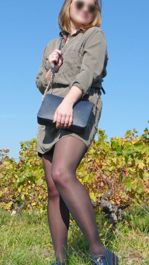 Lola en collant dans les vignes-Lola in pantyhose in vineyards