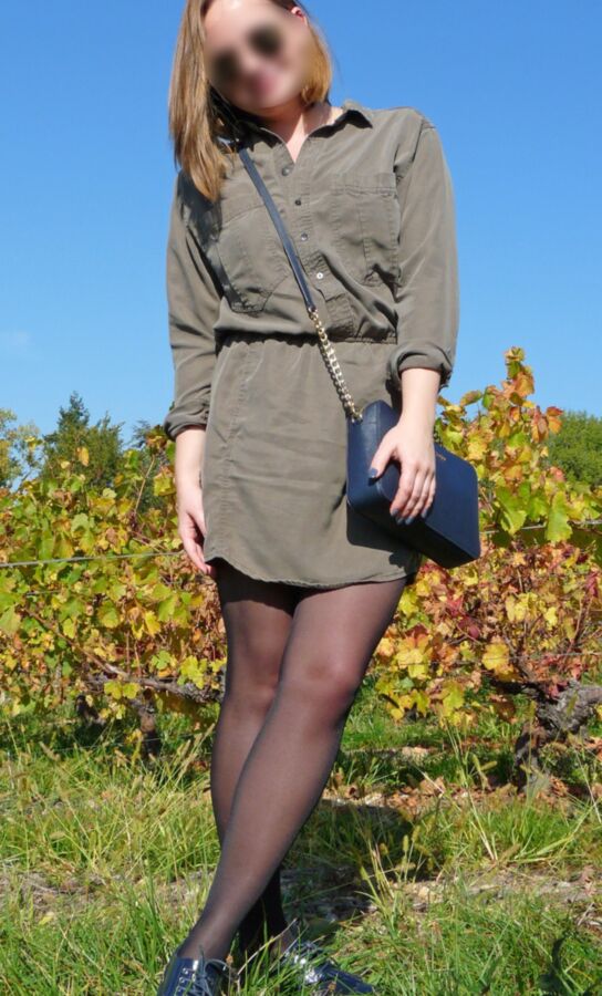 Lola en collant dans les vignes-Lola in pantyhose in vineyards