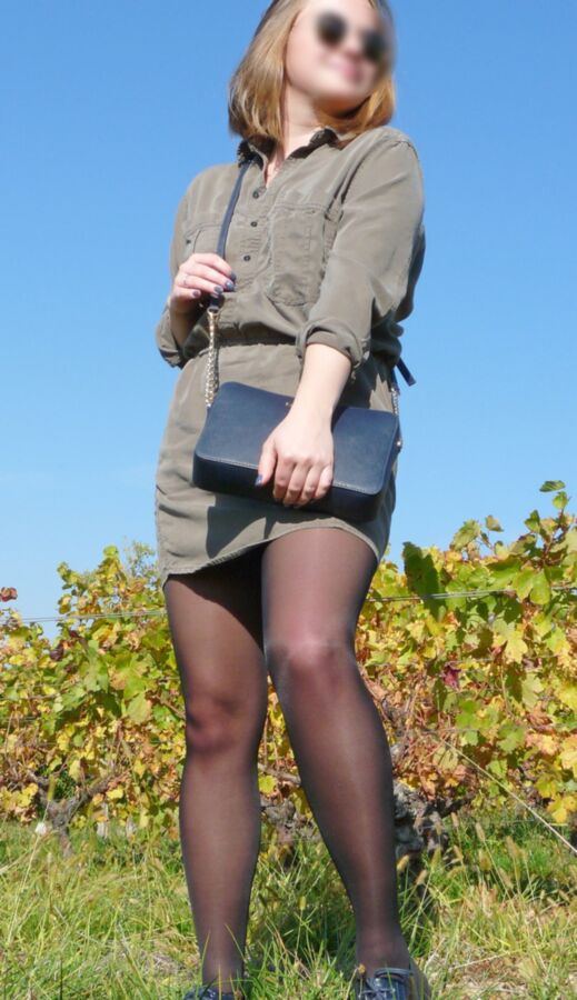 Lola en collant dans les vignes-Lola in pantyhose in vineyards