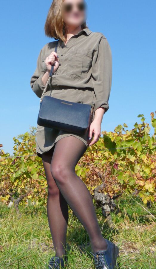 Lola en collant dans les vignes-Lola in pantyhose in vineyards