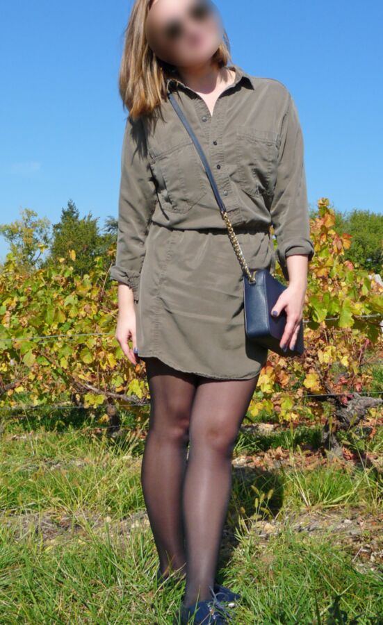 Lola en collant dans les vignes-Lola in pantyhose in vineyards