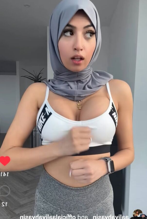 Aaliyah Yasin- Chesty white top