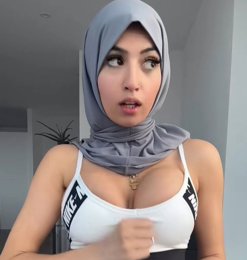 Aaliyah Yasin- Chesty white top