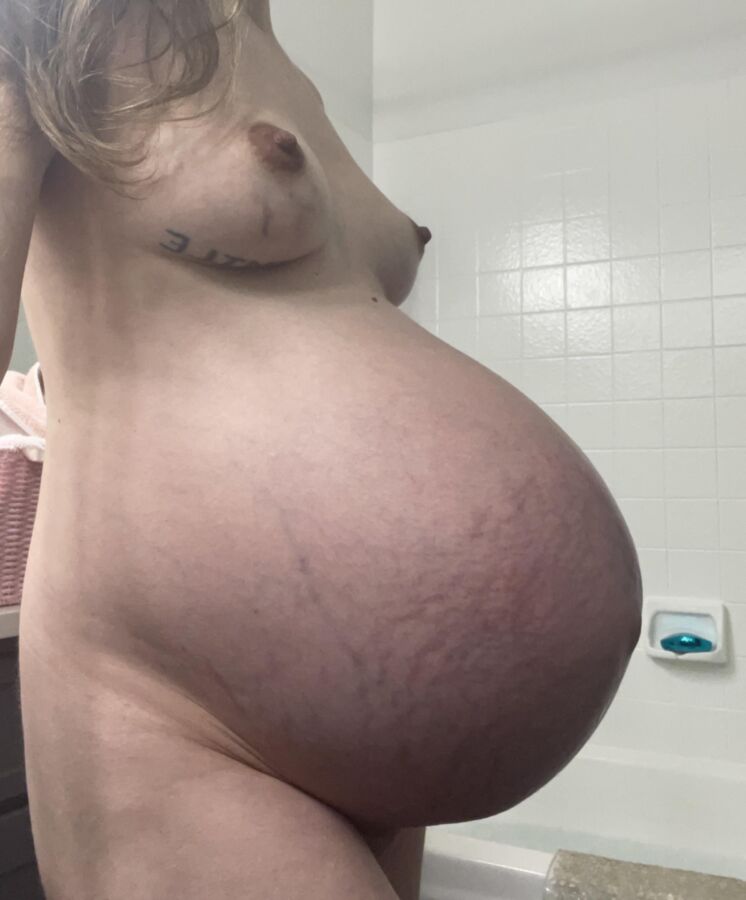 Hot Preggo Girl shows her Pussy yo