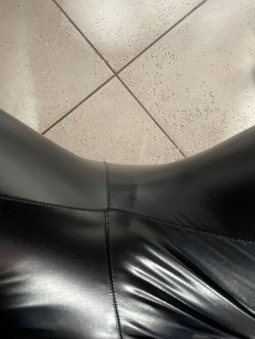 Damen aus Leder und Latex