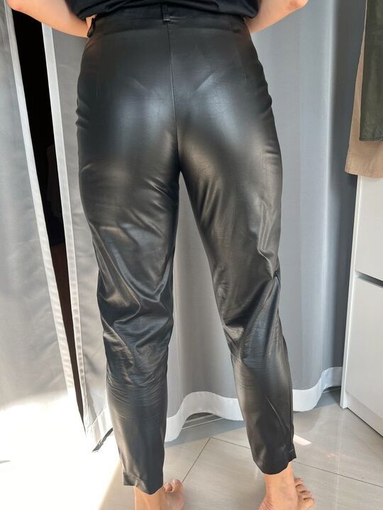 Damen aus Leder und Latex