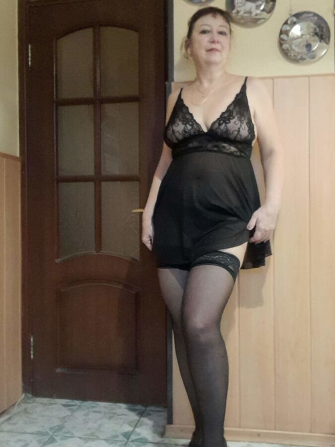 Mature Russian Elena showing her body