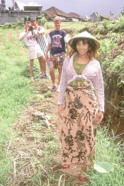 chica de campo de tailandia haciendo hombres blancos