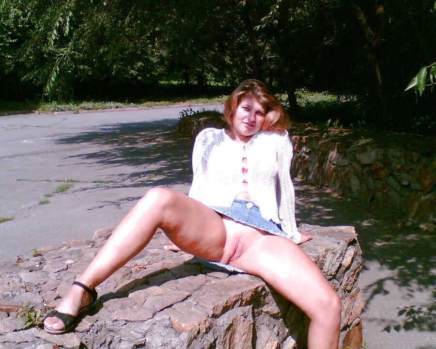 La BBW russe Tania de Novossibirsk montre sa chatte en ville