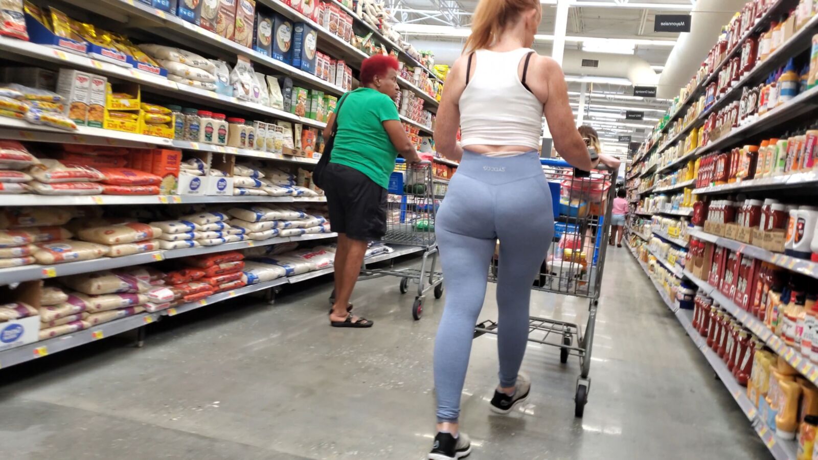 Ruiva MILF em leggings apertadas