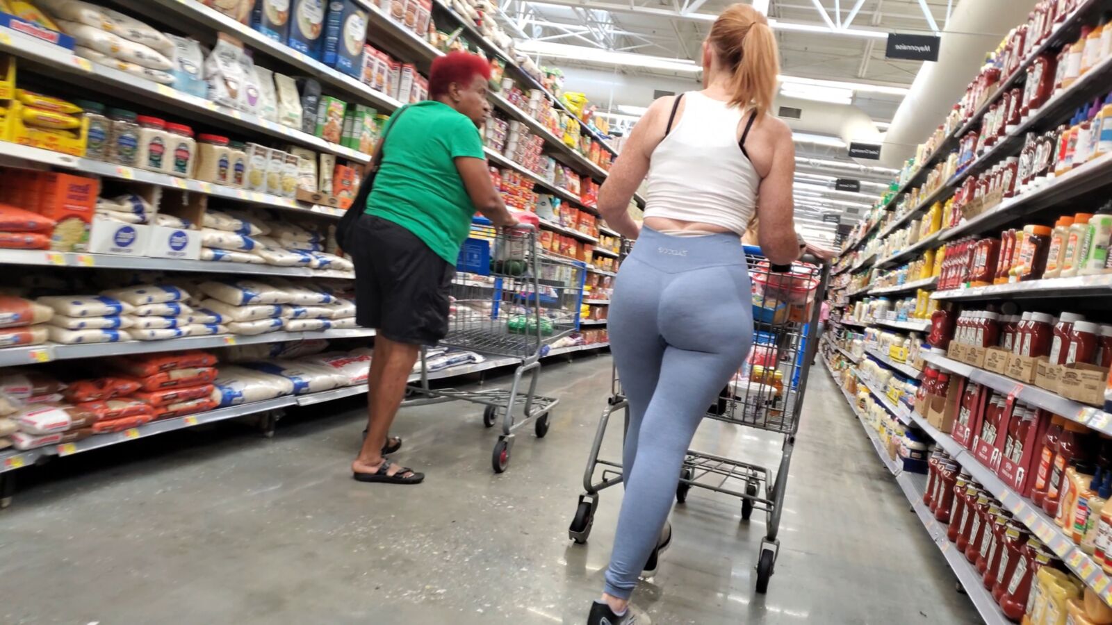 Ruiva MILF em leggings apertadas