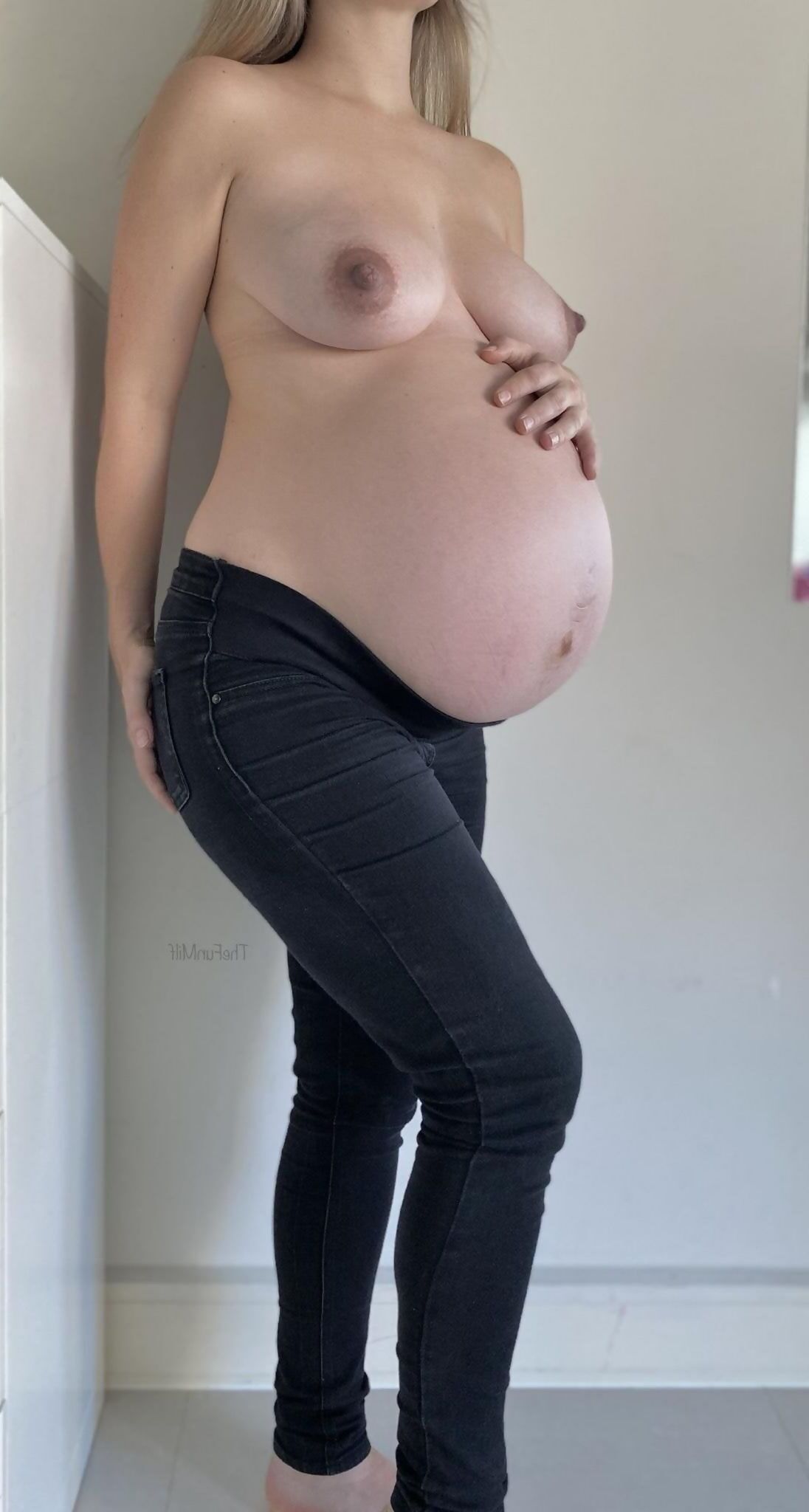 Femme blanche d'élevage noire enceinte