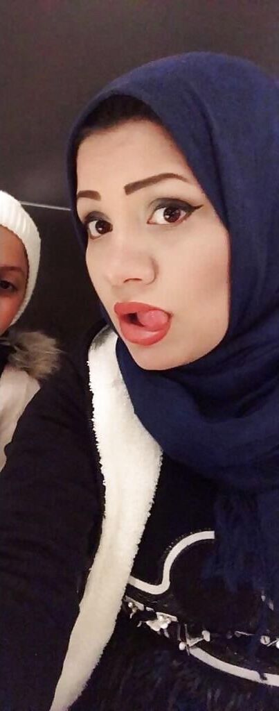 Femme arabe hijabi enceinte avec un gros cul