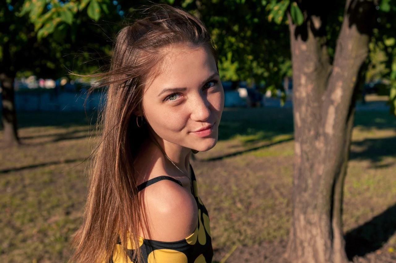 Anastasia russe de Novomoskovsk dans la forêt