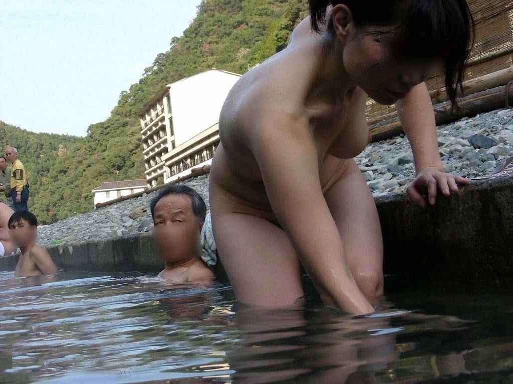 Mixed bathing hot springs in Japan are quite exciting!