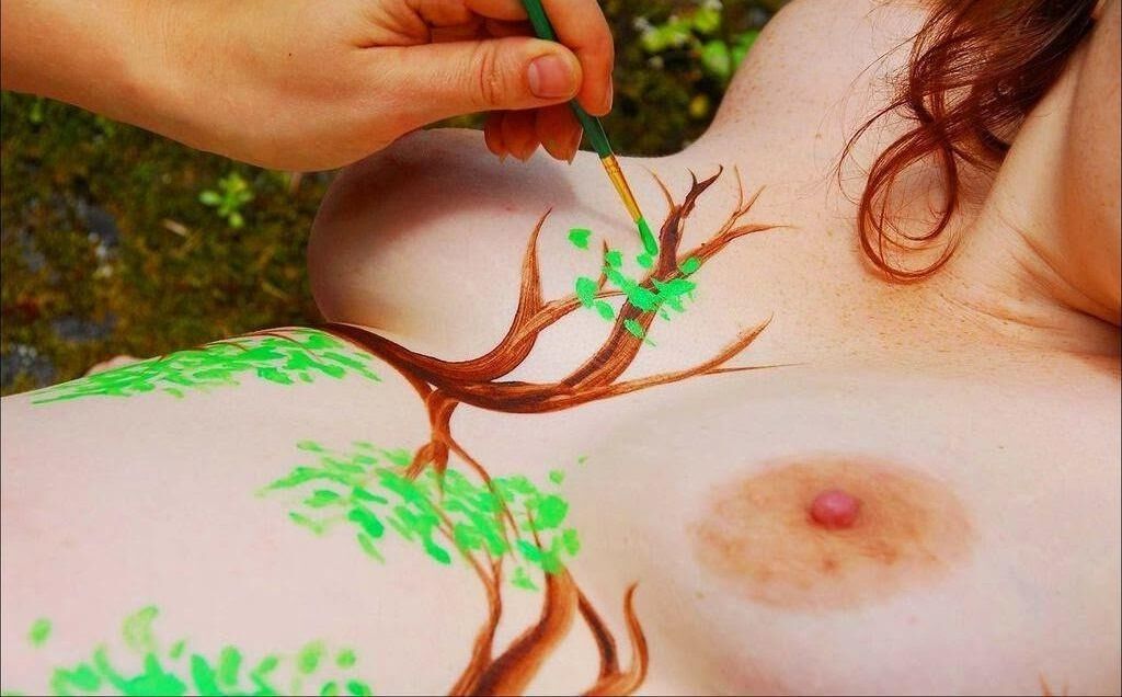 BodyPainting Ruiva Preggo Gordinha