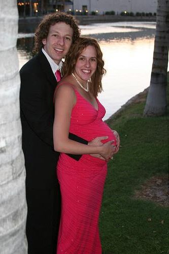 Vestido rosa pelirroja embarazada