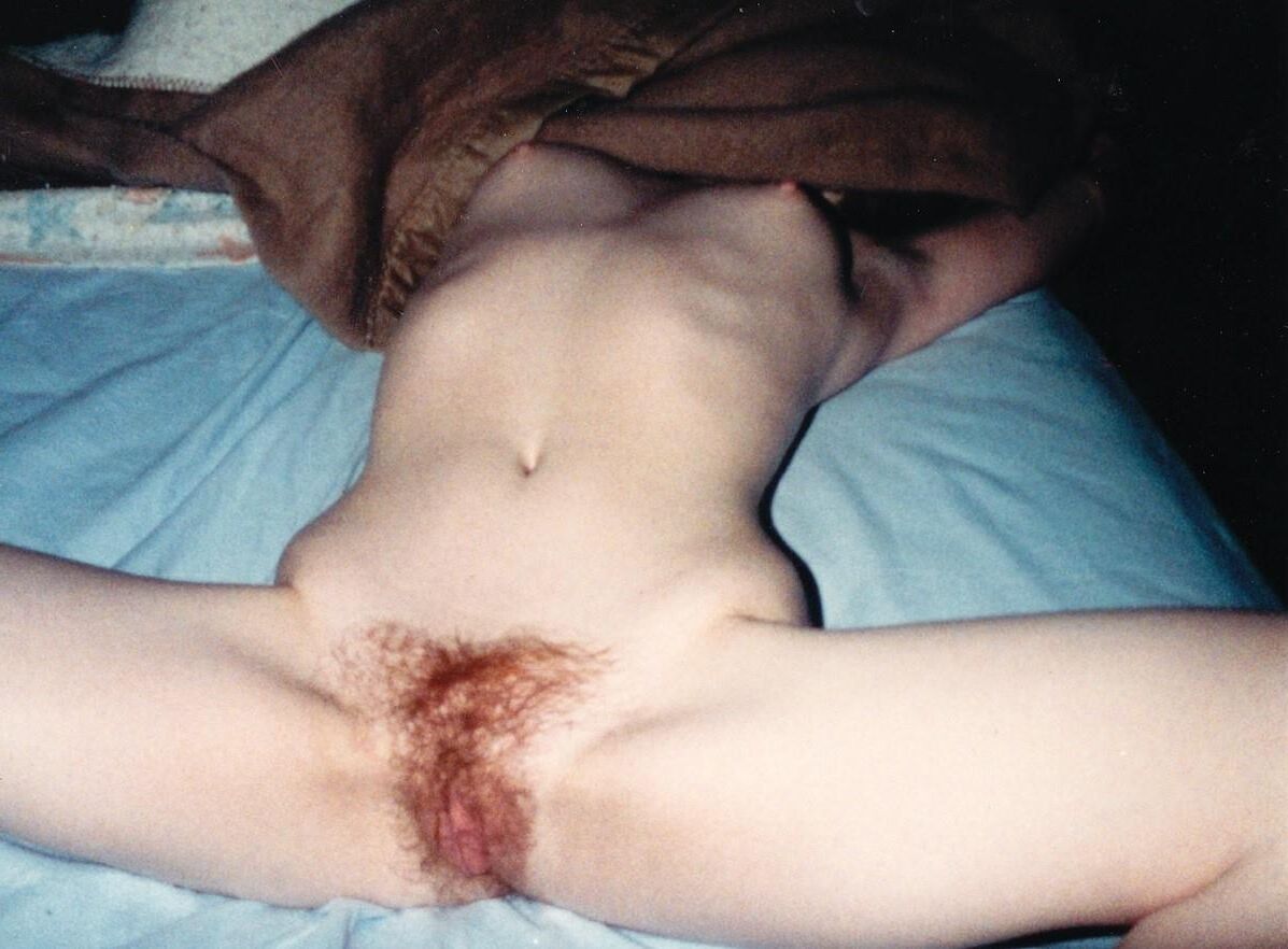 Pelirroja sexy, desnuda en la cama