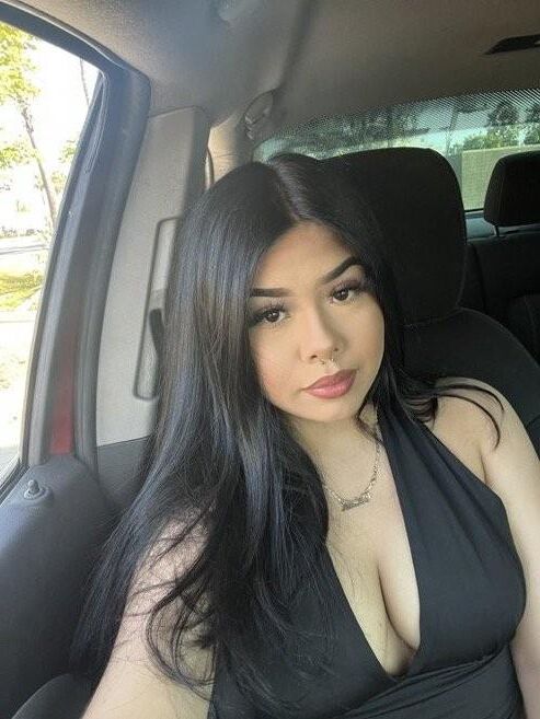 Petite Latina exposée