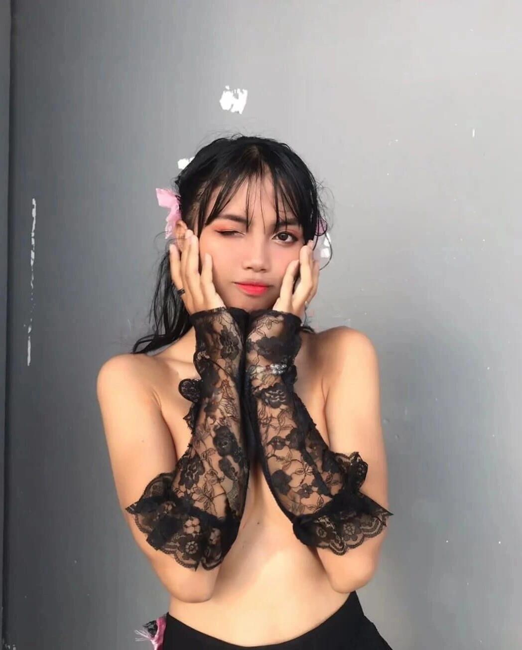 Petite amie Hentai Cosplay Asiatique Star du porno Nue