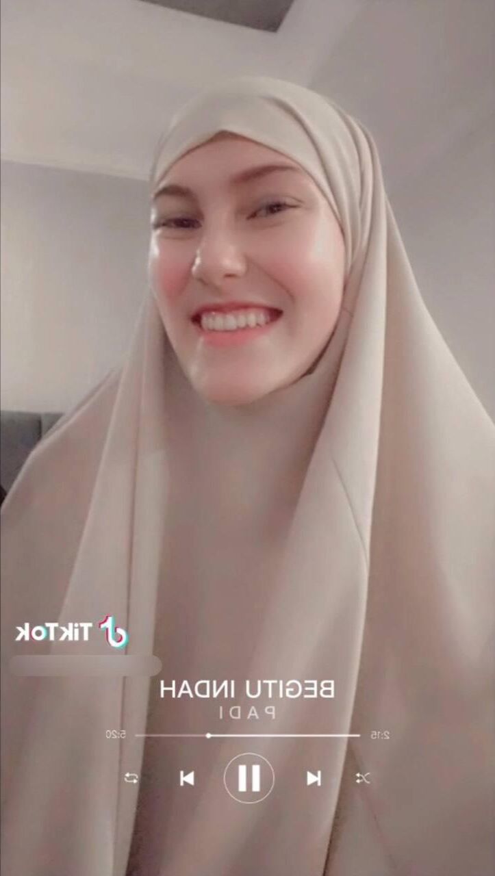 Kenza sexy algérienne musulmane hijabi a divulgué des nus